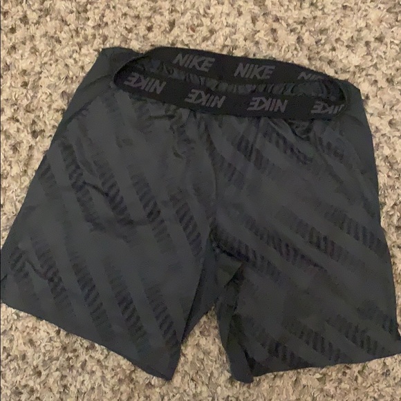 (2) Men’s NIKE shorts - Picture 2 of 7